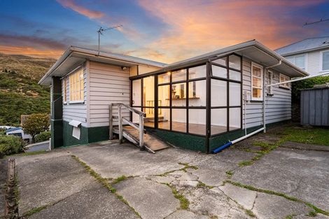 Photo of property in 32 Raroa Terrace, Tawa, Wellington, 5028