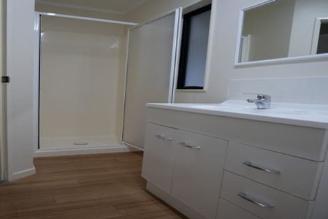 Photo of property in 32 Marae Road, Greenhithe, Auckland, 0632