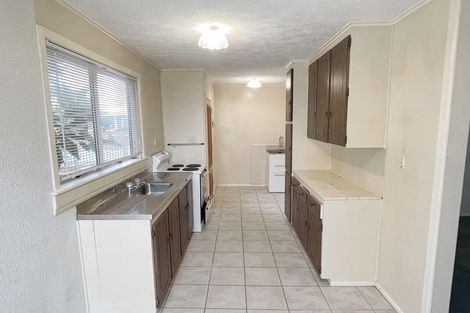 Photo of property in 2 Lendic Avenue, Henderson, Auckland, 0612