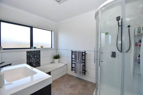 Photo of property in 11 Austin Reid Avenue, Carterton, 5713