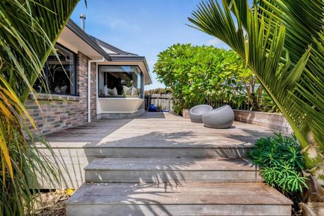 Photo of property in 15 Del Mar Place, Merrilands, New Plymouth, 4312