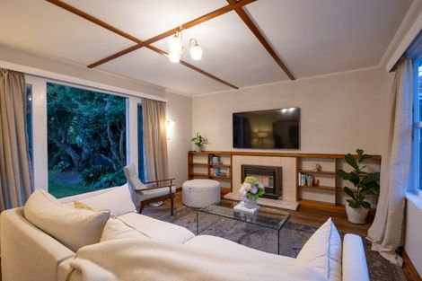 Photo of property in 27 Winston Avenue, Hokowhitu, Palmerston North, 4410