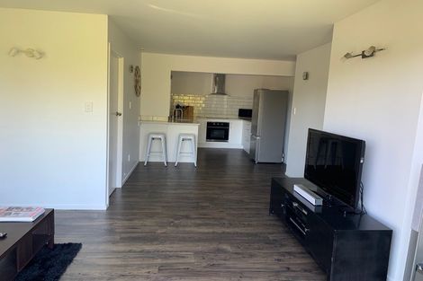 Photo of property in 111 Pupuke Road, Northcote, Auckland, 0627