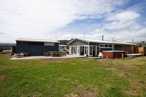 Photo of property in 8 Point Road, Mokau, 4376