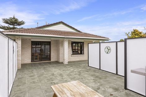 Photo of property in 2 Chilton Drive, Paraparaumu, 5032