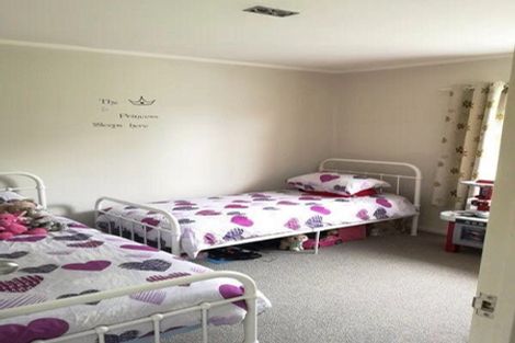 Photo of property in 93 Totaravale Drive, Totara Vale, Auckland, 0629