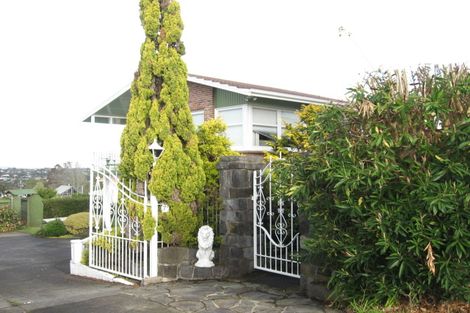 Photo of property in 75 Mellons Bay Road, Mellons Bay, Auckland, 2014
