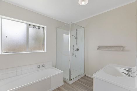 Photo of property in 2/24 Horlicks Place, Randwick Park, Auckland, 2105