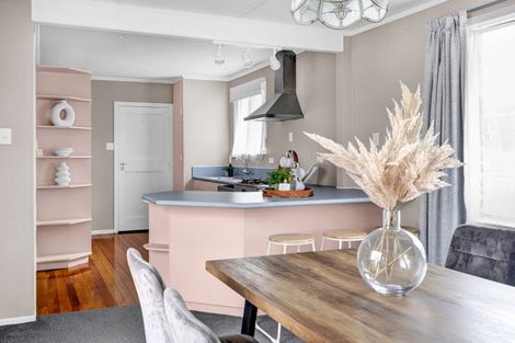 Photo of property in 14 Karaka Street, Merrilands, New Plymouth, 4312