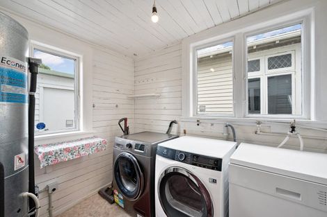 Photo of property in 70 Endeavour Street, Lyall Bay, Wellington, 6022