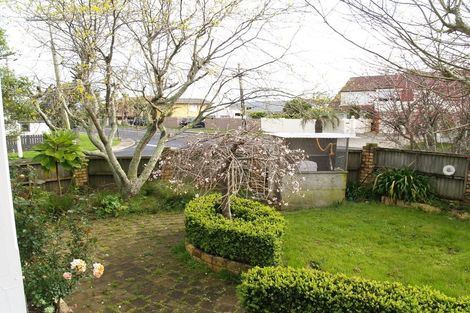 Photo of property in 2a Waller Avenue, Bucklands Beach, Auckland, 2012