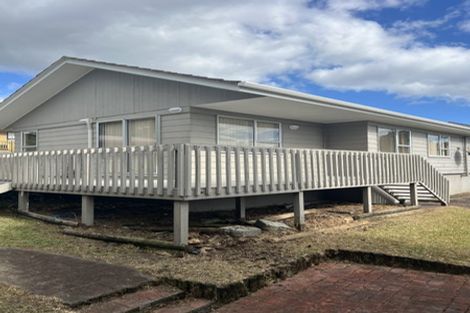 Photo of property in 7 Meadowood Drive, Unsworth Heights, Auckland, 0632