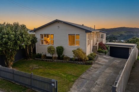 Photo of property in 32 Brooker Grove, Newlands, Wellington, 6037
