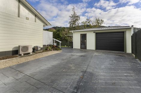 Photo of property in 42 Delaware Grove, Totara Park, Upper Hutt, 5018