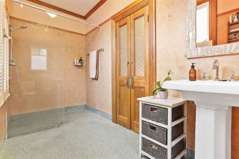 Photo of property in 58 Gladstone Road, Northcote, Auckland, 0627