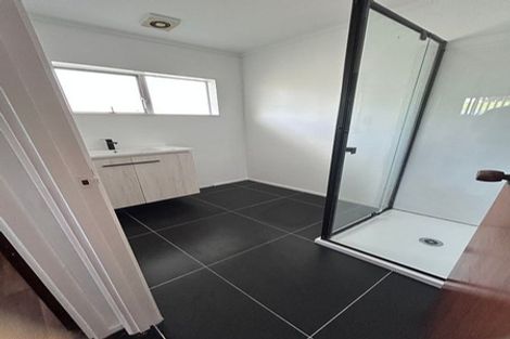 Photo of property in 1/361 Wairau Road, Totara Vale, Auckland, 0629