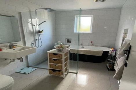 Photo of property in 32 Abbotleigh Avenue, Te Atatu Peninsula, Auckland, 0610