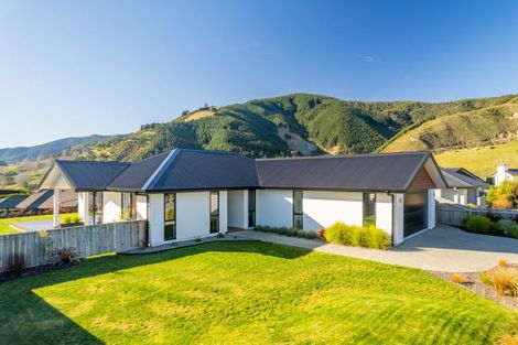 Photo of property in 8 Huntaway Close, Stoke, Nelson, 7011