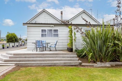 Photo of property in 9 Ross Street, Woodville, 4920