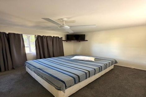Photo of property in 261 Wairau Road, Totara Vale, Auckland, 0627