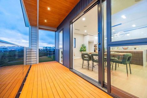 Photo of property in 32 Parkmore Drive, Rosehill, Papakura, 2113