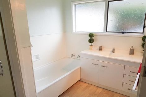 Photo of property in 2/12 King Richard Place, Browns Bay, Auckland, 0630