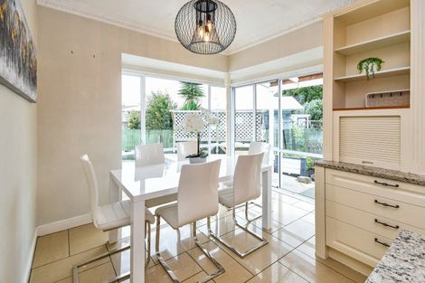 Photo of property in 3 Trentham Road, Papakura, 2110