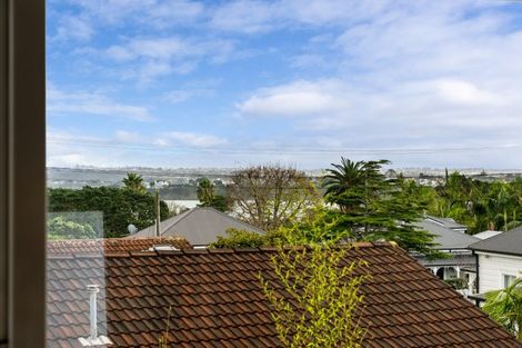 Photo of property in 4/134 Calliope Road, Stanley Point, Auckland, 0624