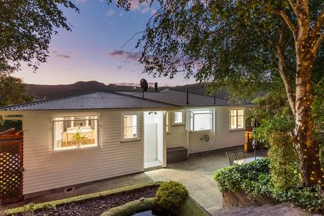Photo of property in 39 Taylor Terrace, Tawa, Wellington, 5028