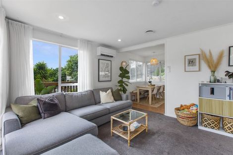 Photo of property in 1/12 Wanita Place, Totara Vale, Auckland, 0629