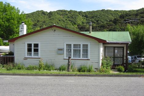 Photo of property in 54 Hampden Street, Picton, 7220