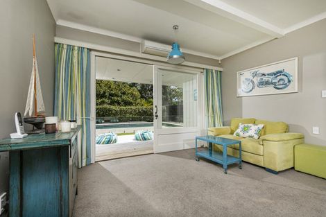 Photo of property in 21 Koraha Road, Kumeu, 0892