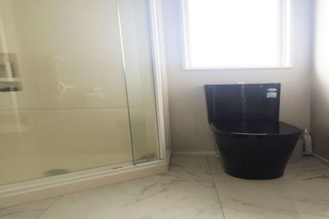 Photo of property in 18 Lorikeet Place, Unsworth Heights, Auckland, 0632