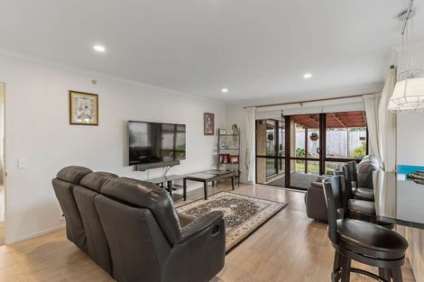 Photo of property in 62 Thornbury Crescent, East Tamaki Heights, Auckland, 2016