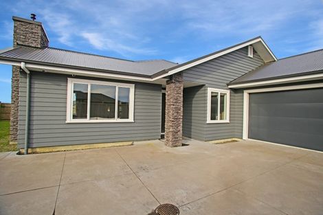 Photo of property in 15 Cyprus Place, Fitzherbert, Palmerston North, 4410