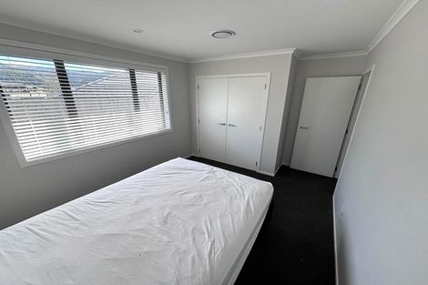 Photo of property in 5 Rewarewa Way, Timberlea, Upper Hutt, 5018