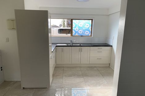 Photo of property in 11 Ian Place, Glendene, Auckland, 0602