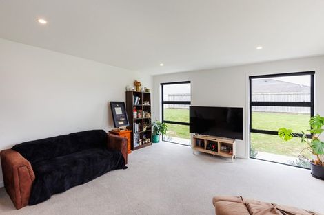Photo of property in 3 Sardinia Grove, Fitzherbert, Palmerston North, 4410