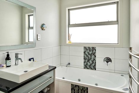 Photo of property in 25 Sunset Parade, Plimmerton, Porirua, 5026