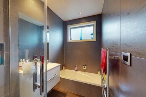 Photo of property in 94 Lake Panorama Drive, Henderson Valley, Auckland, 0612