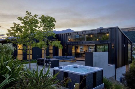 Photo of property in 8 Spring Hill Road, Kelvin Heights, Queenstown, 9300