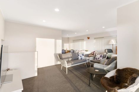 Photo of property in 1a Lobelia Rise, Goodwood Heights, Auckland, 2105