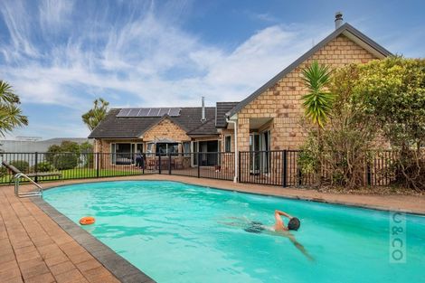 Photo of property in 17 Deacon Road, Riverhead, Kumeu, 0892