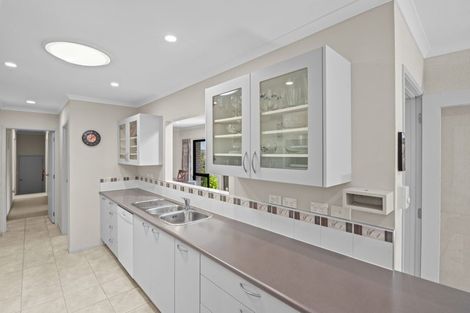 Photo of property in 8 Jelas Road, Red Beach, 0932