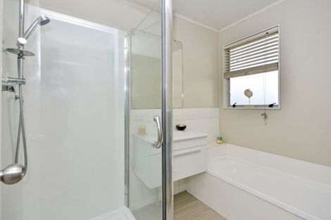 Photo of property in 1/22 Athena Drive, Totara Vale, Auckland, 0629