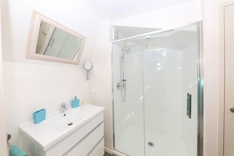 Photo of property in 2/19 Seaview Avenue, Northcote, Auckland, 0627