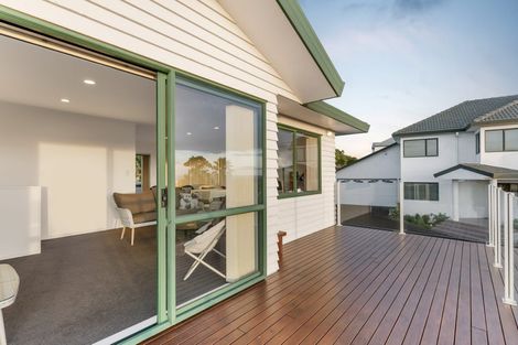 Photo of property in 1a Lobelia Rise, Goodwood Heights, Auckland, 2105