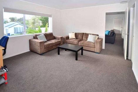 Photo of property in 64 Barbados Drive, Unsworth Heights, Auckland, 0632