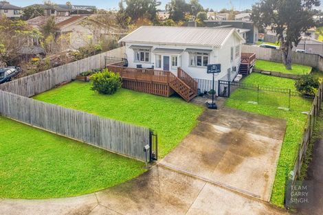 Photo of property in 1 Waiari Road, Conifer Grove, Takanini, 2112