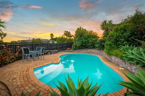 Photo of property in 33 James Evans Drive, Northcote, Auckland, 0627